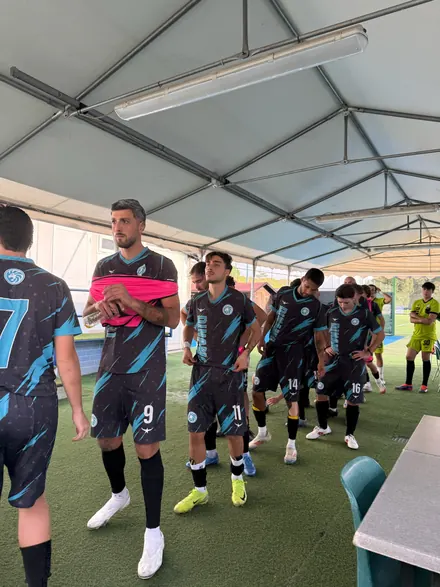 Il portiere apre la fila