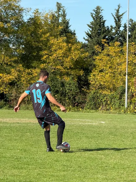 Il 19 calcia in maglia notte