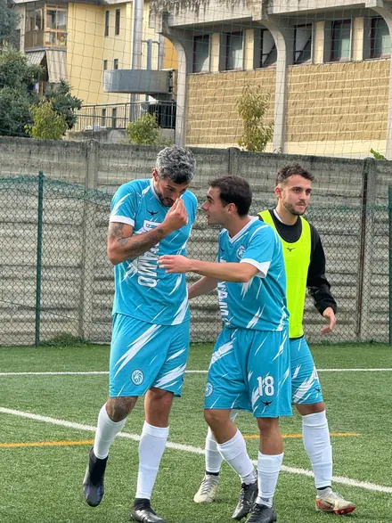Abbraccio a bordo campo
