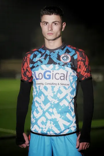 Braccia incrociate e maglia del leone