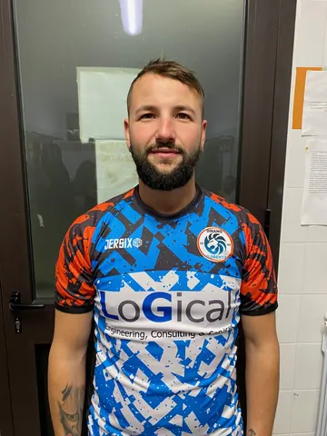 Nello spogliatoio con la prima maglia