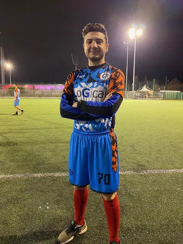 Calzettoni rossi e maglia del leone
