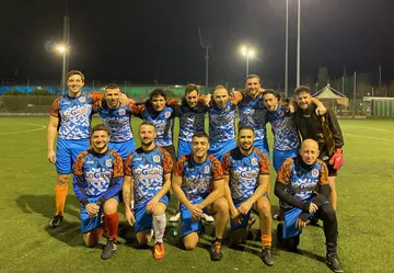 Foto di gruppo in notturna
