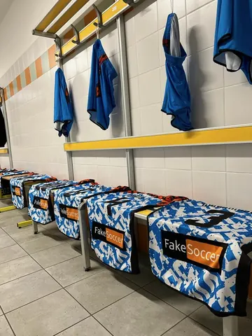 Le maglie appese prima della partita