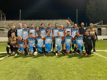 Foto di squadra in notturna