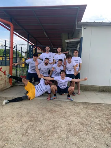 Il gruppo con le magliette dei campioni