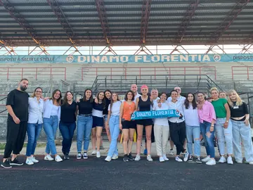La squadra femminile con le sciarpe