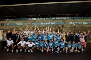 Braccia al cielo alla presentazione