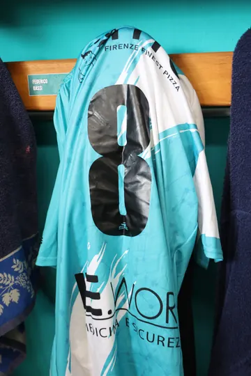 La maglia numero 8 nello spogliatoio