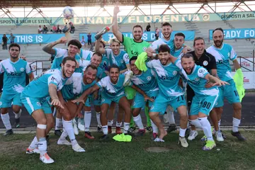 Squadra e staff festeggiano la vittoria