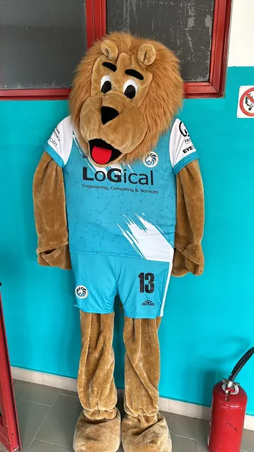 La mascotte con la maglia ufficiale