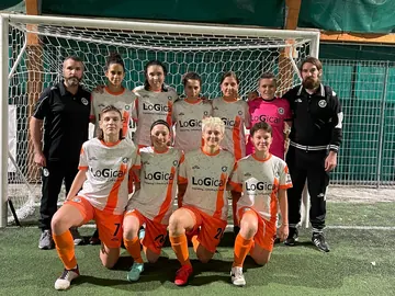 La squadra femminile in arancio