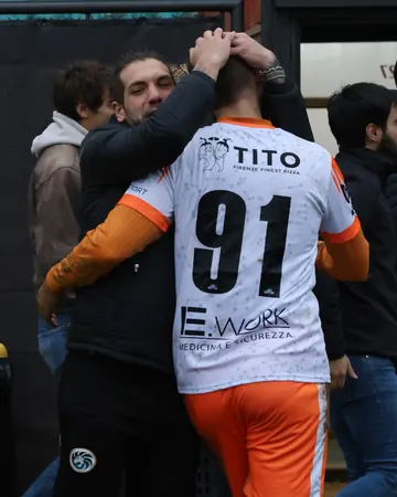 Abbraccio col 91 di spalle