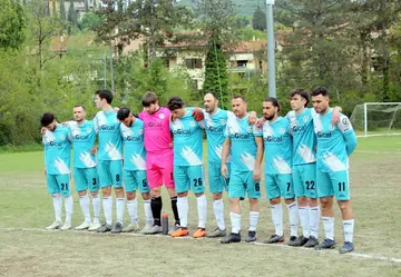 Schierati prima del calcio d'inizio, aprile 2024