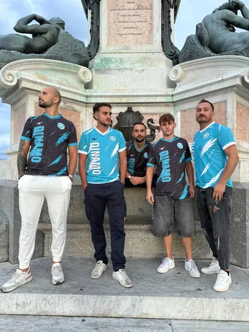 Le maglie davanti al monumento
