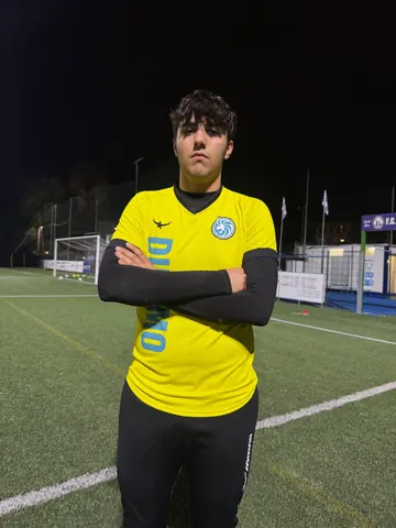 Il portiere a braccia conserte sotto i fari