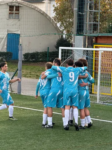 Abbraccio davanti alla porta