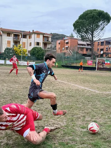Palla recuperata in divisa scura